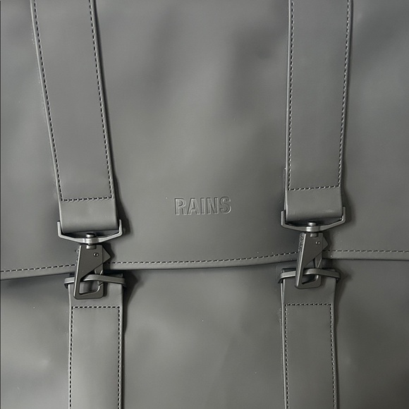 💼 Sleek & modern RAINS backpack in matte black! - Picture 2 of 11